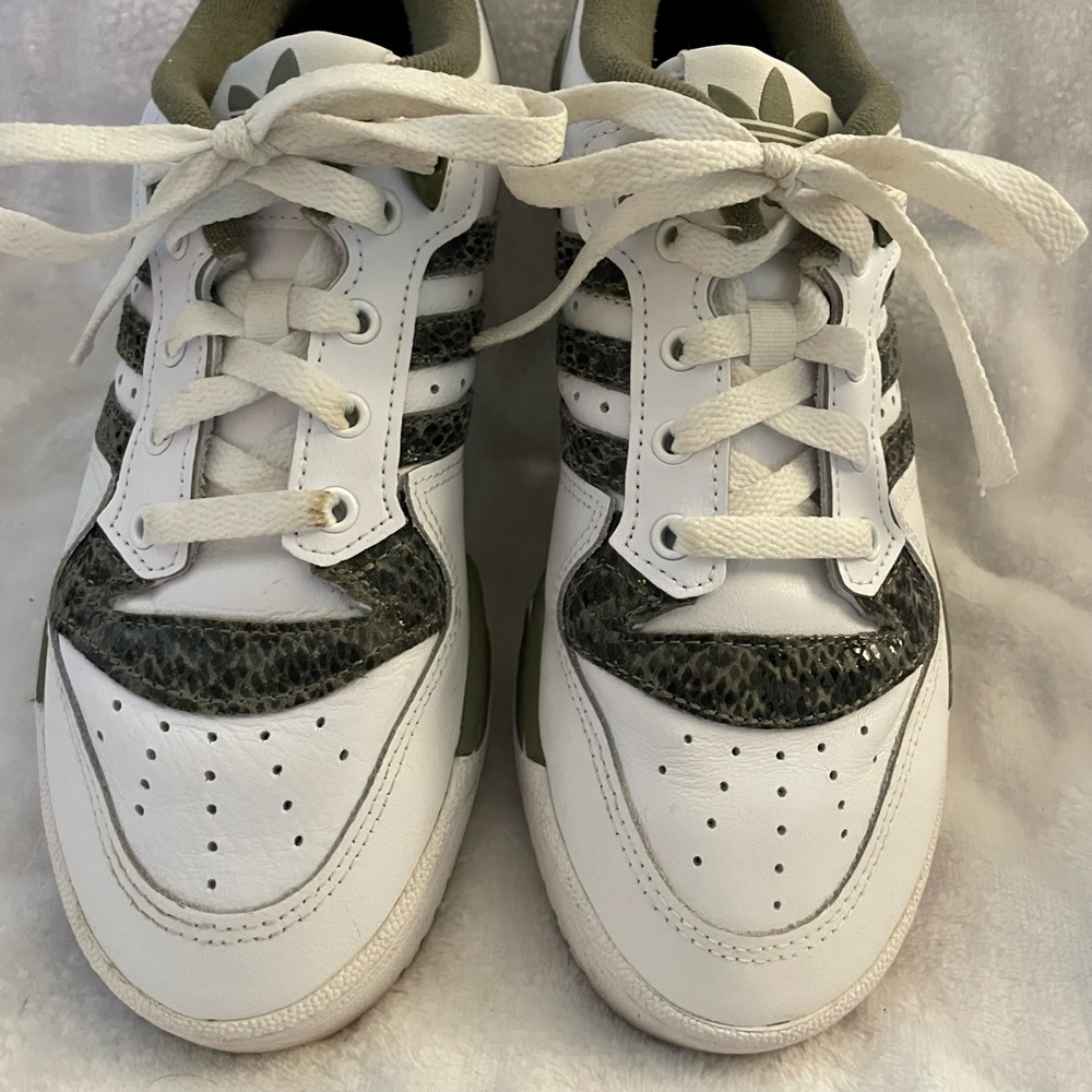 Adidas Men’s Rivalry Low with Box